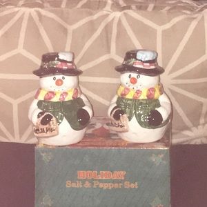 Snowman ⛄️ salt and pepper shaker new